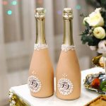 Decorazione con bottiglia di champagne per foto di nozze