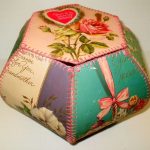 idee per decorare scatole di cartoline