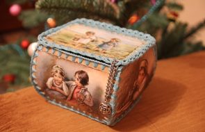 scatola di cartoline con foto decorative