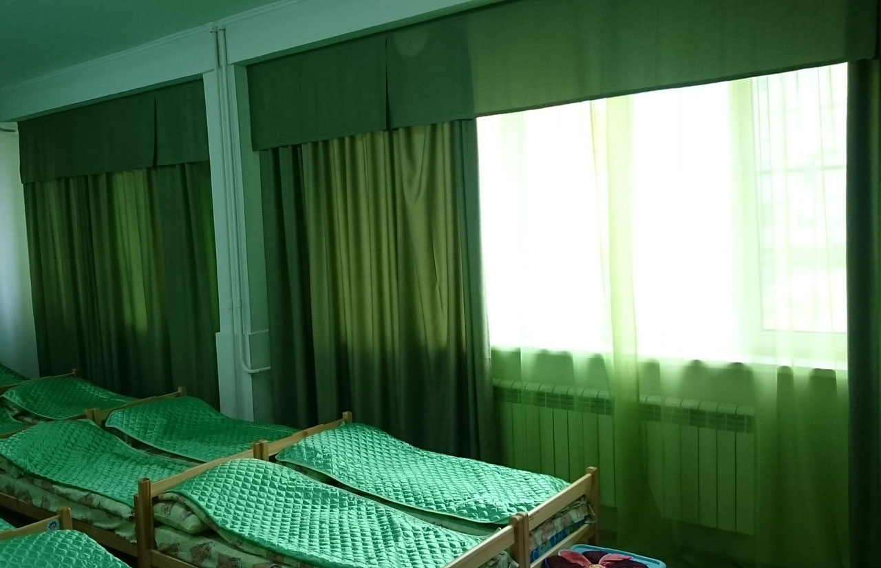 idee di design per tende per la scuola materna
