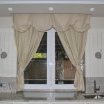 idee di design per tende per piccole finestre