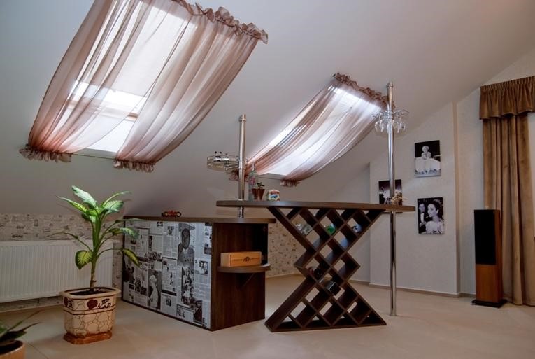 idee per l'arredamento di tende per finestre a abbaino