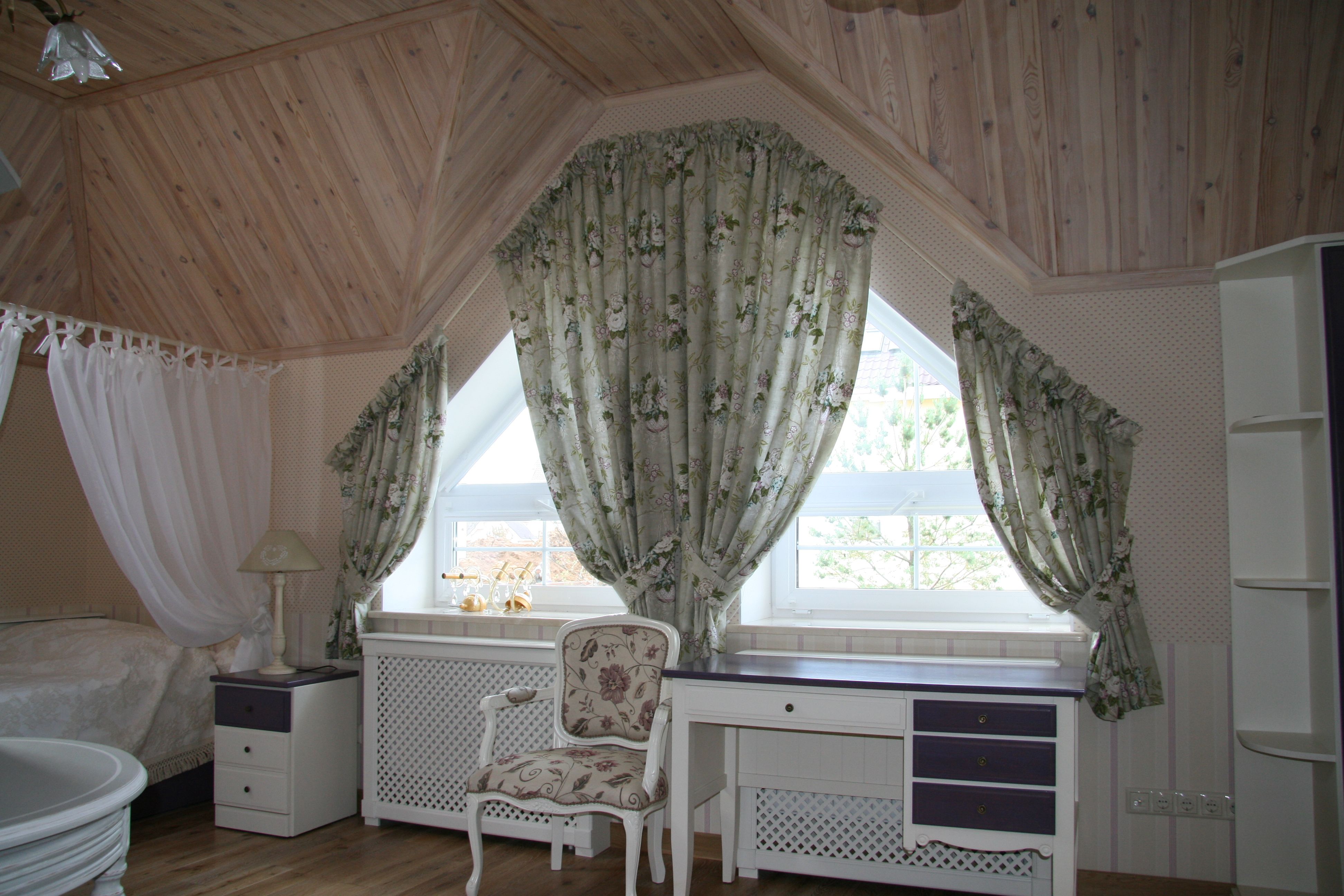 Idee di design per tende per finestre a abbaino