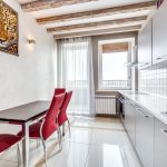 tende alla finestra con decorazione fotografica del balcone