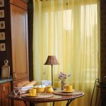 idee per interni con tende a rullo