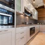 idee di design per tende in una casa in legno