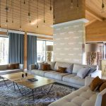 tende in una foto di design di una casa in legno