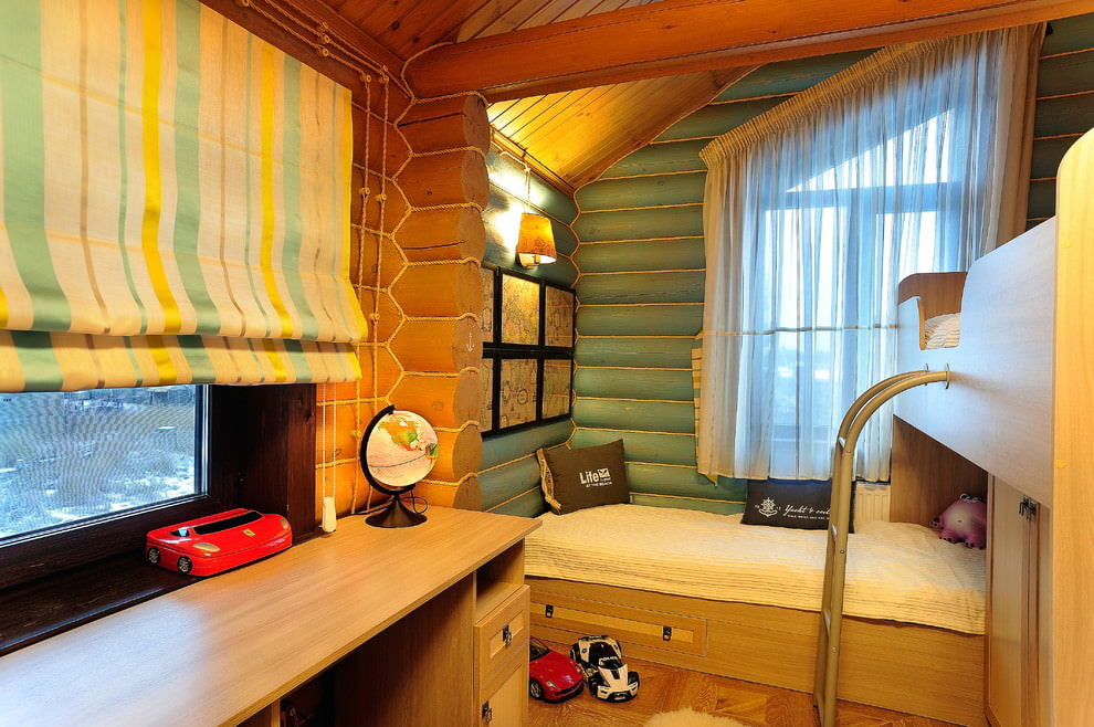 tende in una foto dell'interno di una casa in legno