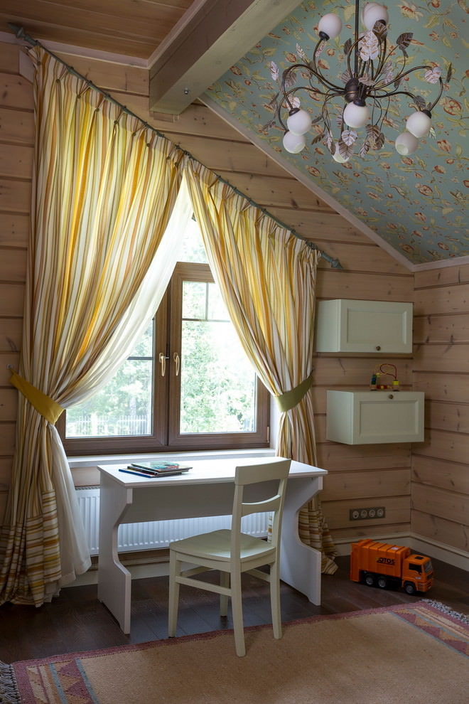 tende in una foto dell'interno di una casa in legno