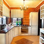 idee di design per tende in una casa in legno