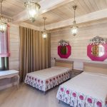 tende in una foto dell'interno di una casa in legno