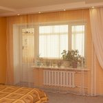 tende su una finestra con balcone