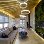 tende in una casa in legno in stile ecologico