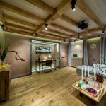 tende in una casa di legno in stile ecologico