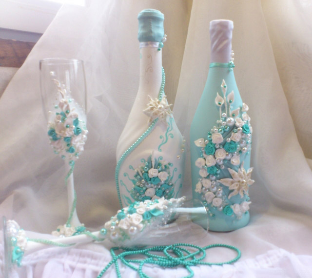 Decorazione con bottiglie di champagne per idee di matrimonio