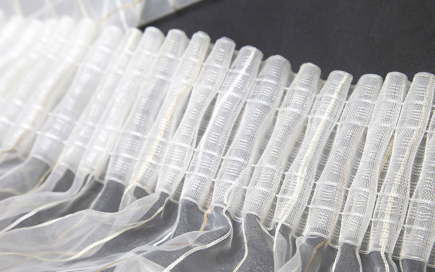 tulle con le tue mani su nastro per tende