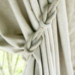 decorare le tende con fermatende insoliti