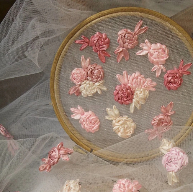 ricamo a nastro su tulle
