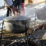 stare in piedi per un calderone sul fuoco
