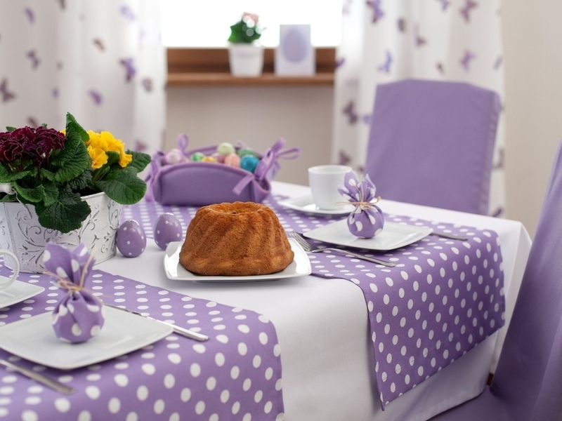 foto di decorazioni da tavolo con tovaglia