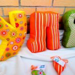 idee per cuscini con lettere e decorazioni