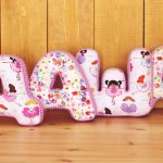 idee di design per cuscini con lettere