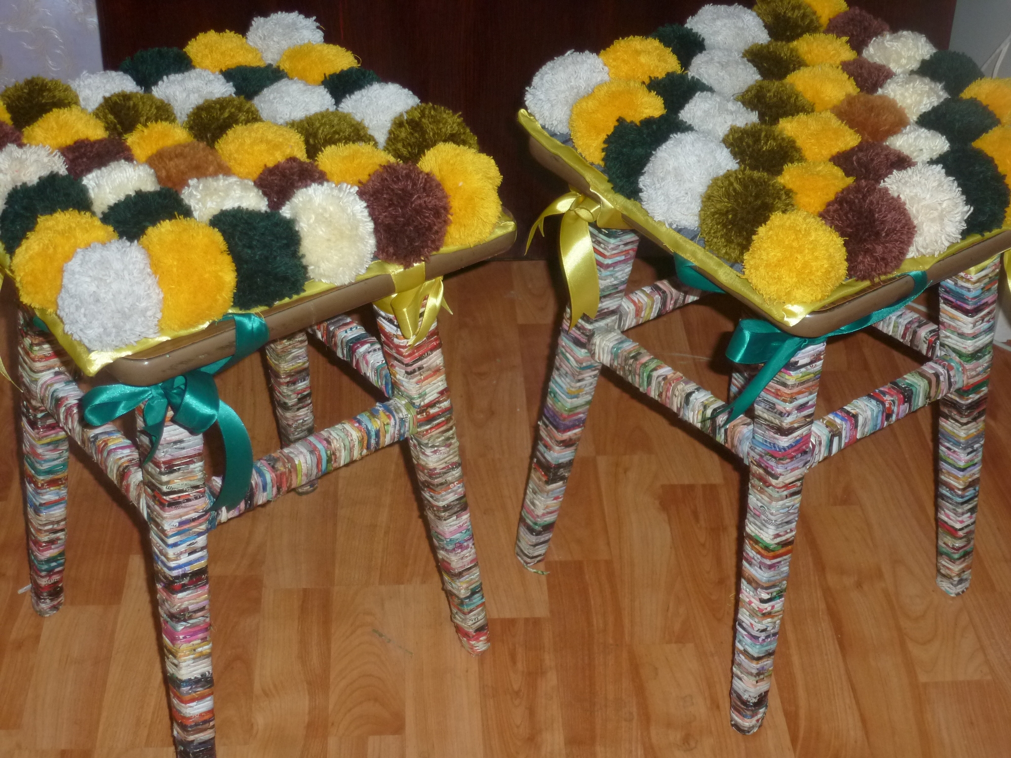 fodera per sgabello con pompon