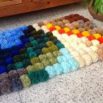 tappeto da letto colorato con pompon