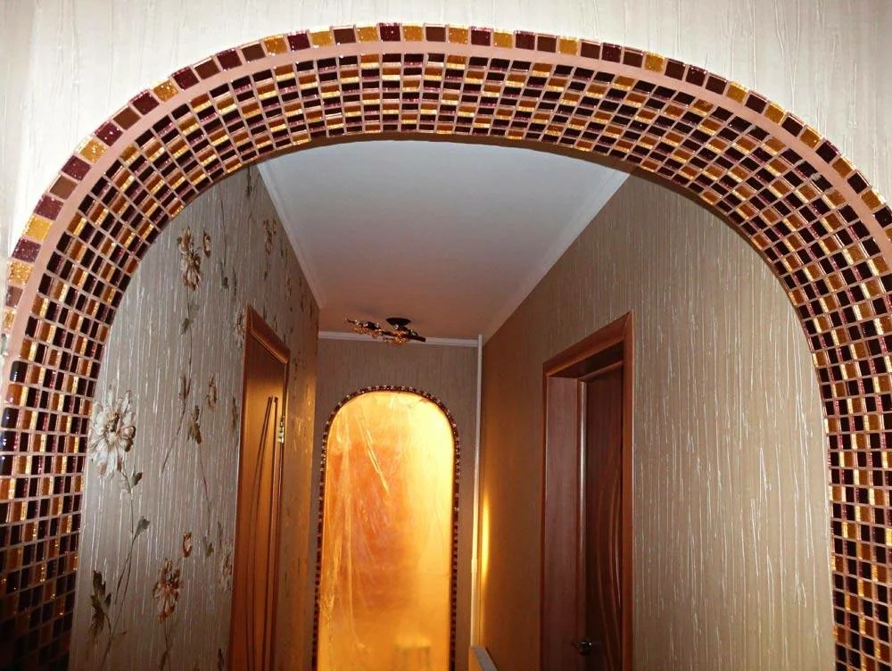 progettazione di un arco in un mosaico fotografico di un appartamento