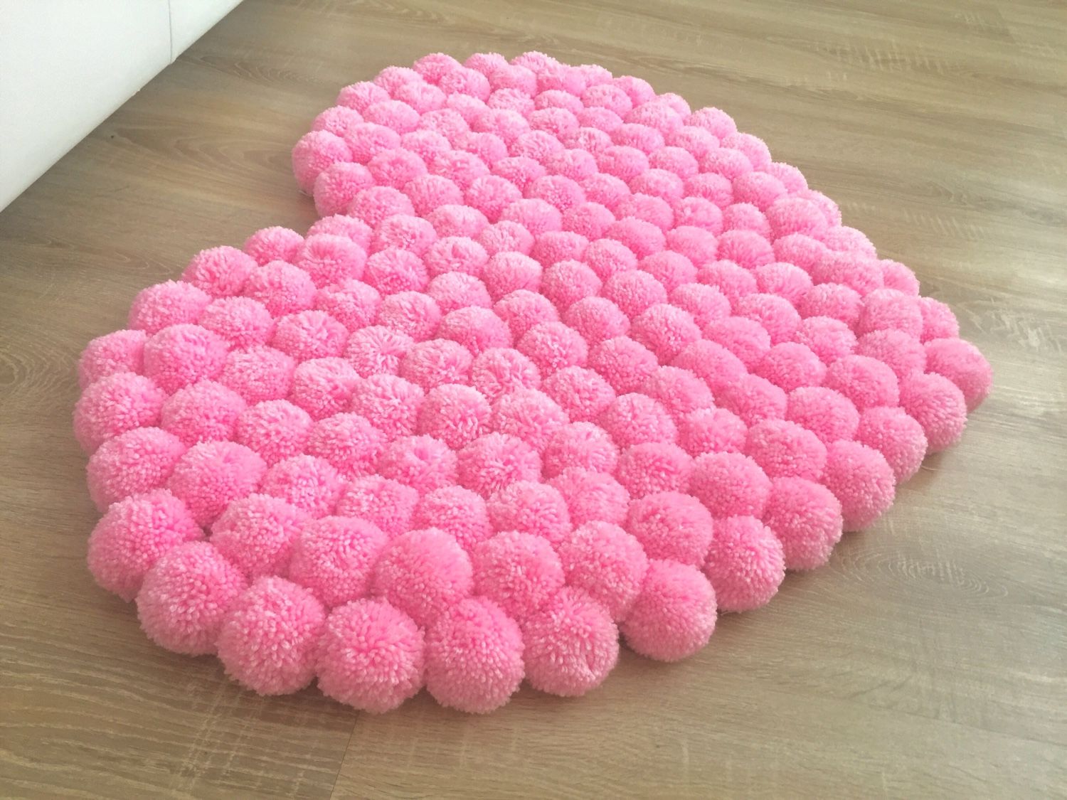 tappeto pompon cuore rosa