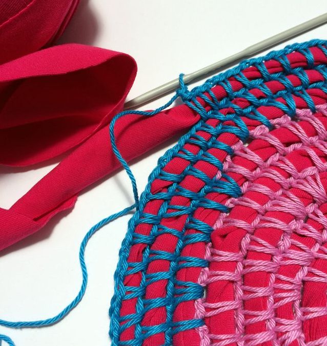 tappeto legato con un cerchio di magliette