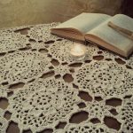 tovaglia all'uncinetto beige