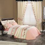 set di tende e copriletti per la progettazione della camera da letto