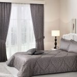 set di tende e copriletti per la progettazione della camera da letto foto