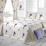 set di tende e copriletti per la foto della camera da letto