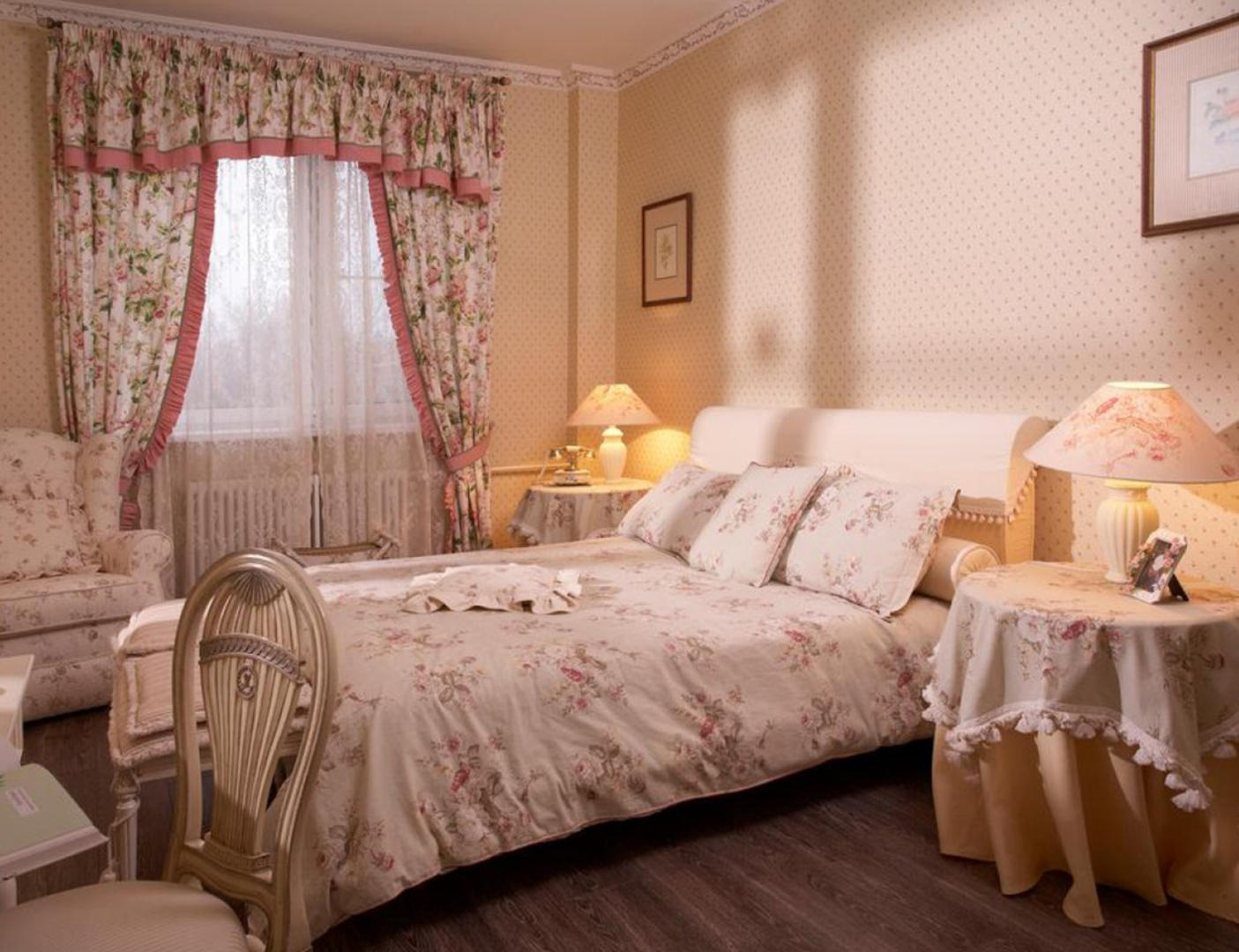 set di tende e copriletti per la progettazione della camera da letto foto