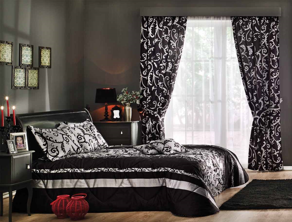 set di tende e copriletto per la camera da letto