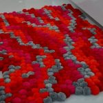 tappeto con pompon per il corridoio