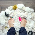 tappeto con pompon per la casa