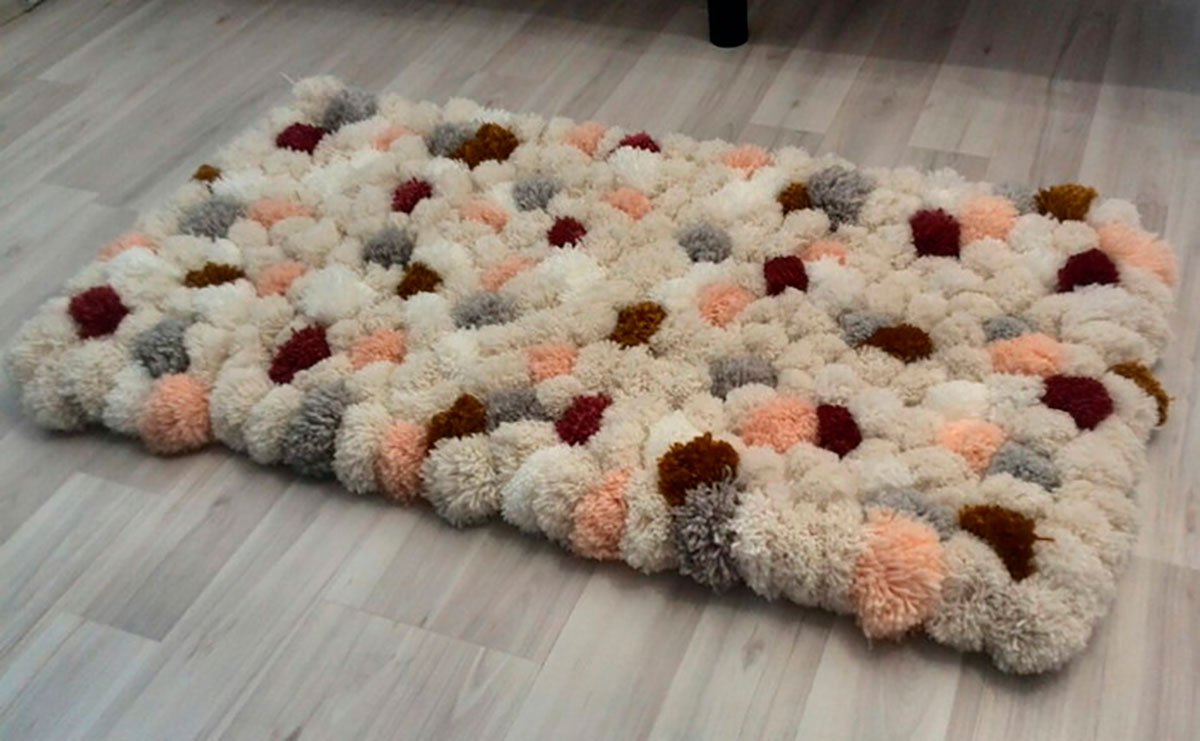 foto di un tappeto con pompon