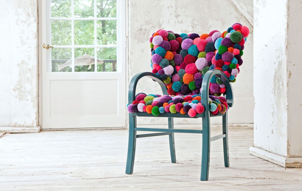 tappeto con pompon per foto di sedia