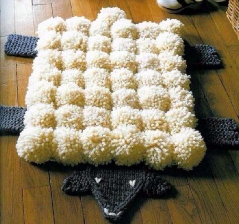 tappeto con pompon