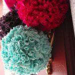 foto di un tappeto con pompon