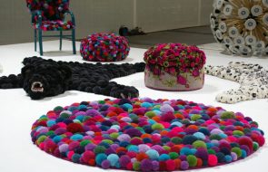 Foto di un tappeto con pompon fai da te