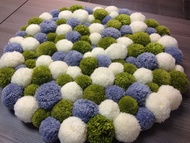tappeto con pompon