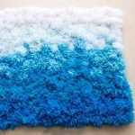 tappeto con pompon per il pavimento