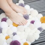 tappeto con margherite e pompon