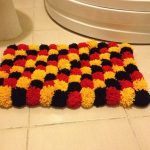 tappetino da bagno con pompon