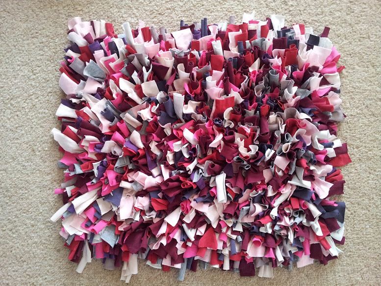 tappeto con decorazioni di magliette su tela di iuta foto