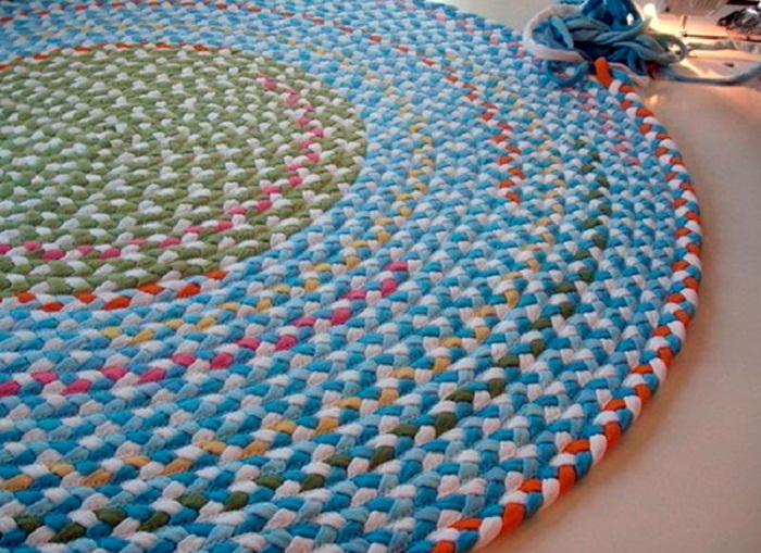 tappeto fatto di trecce di magliette